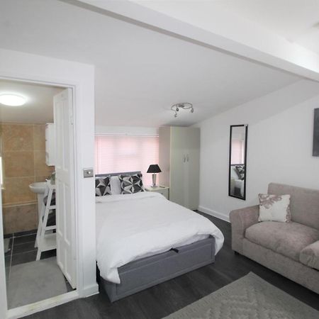 Studio 2 Min Walk To Upton Park Station لندن المظهر الخارجي الصورة