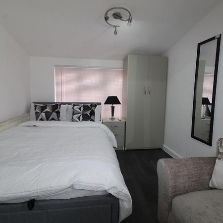 Studio 2 Min Walk To Upton Park Station لندن المظهر الخارجي الصورة