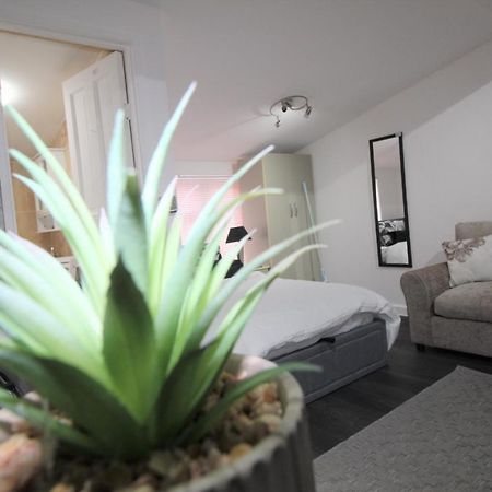 Studio 2 Min Walk To Upton Park Station لندن المظهر الخارجي الصورة