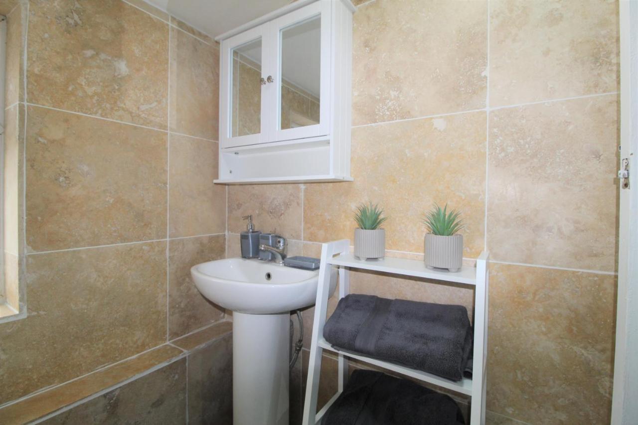 Studio 2 Min Walk To Upton Park Station لندن المظهر الخارجي الصورة