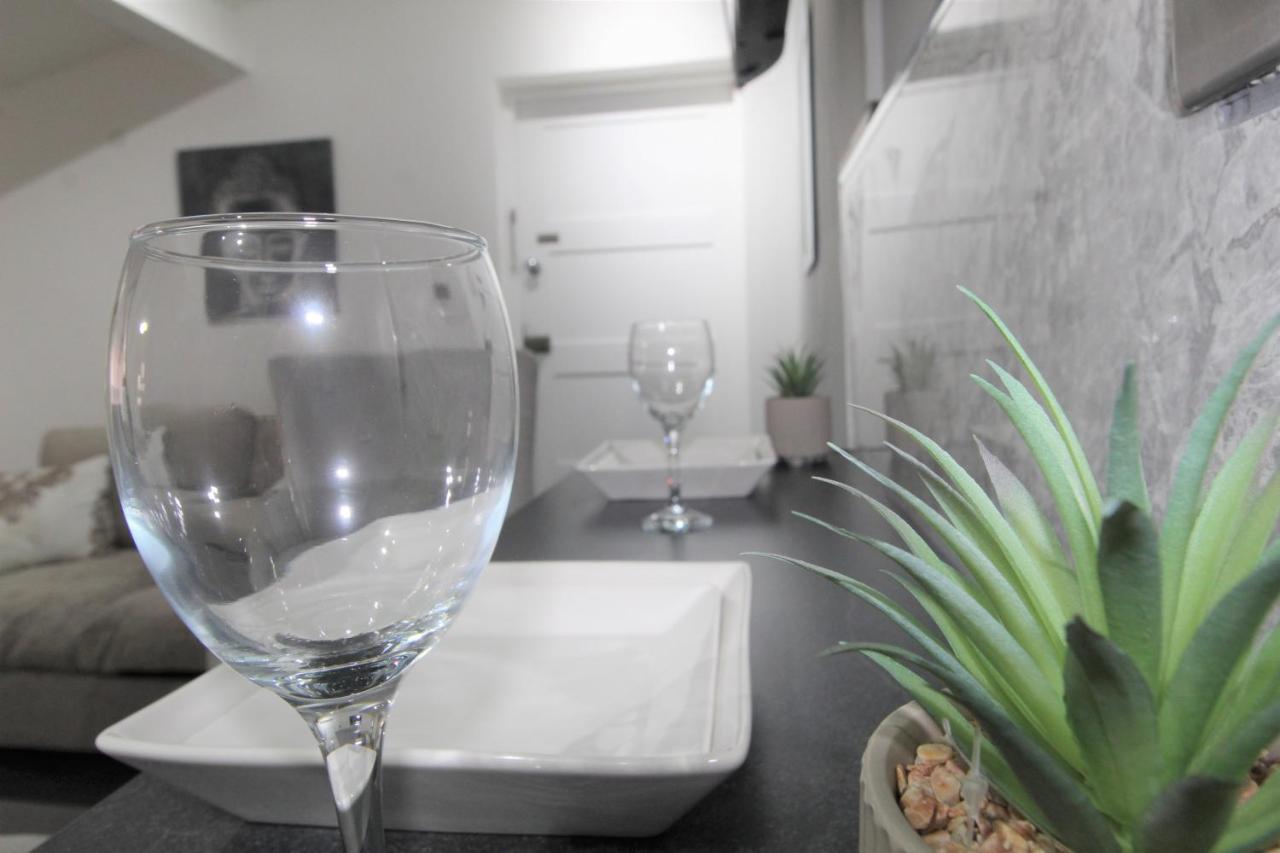 Studio 2 Min Walk To Upton Park Station لندن المظهر الخارجي الصورة