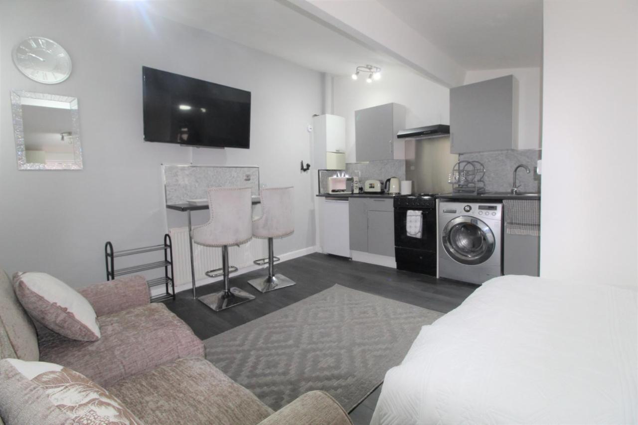 Studio 2 Min Walk To Upton Park Station لندن المظهر الخارجي الصورة