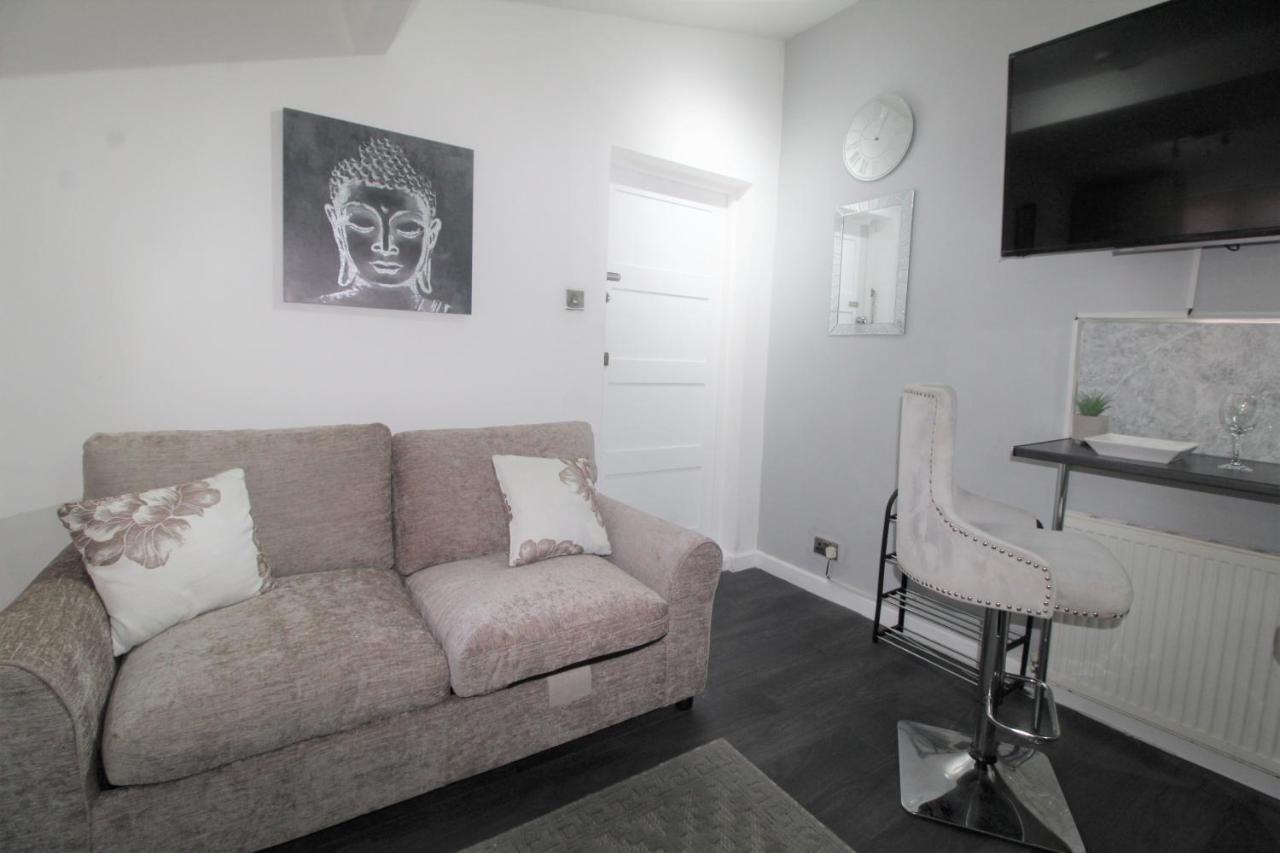Studio 2 Min Walk To Upton Park Station لندن المظهر الخارجي الصورة