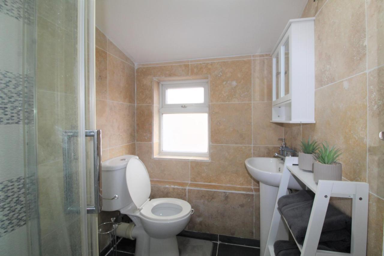 Studio 2 Min Walk To Upton Park Station لندن المظهر الخارجي الصورة