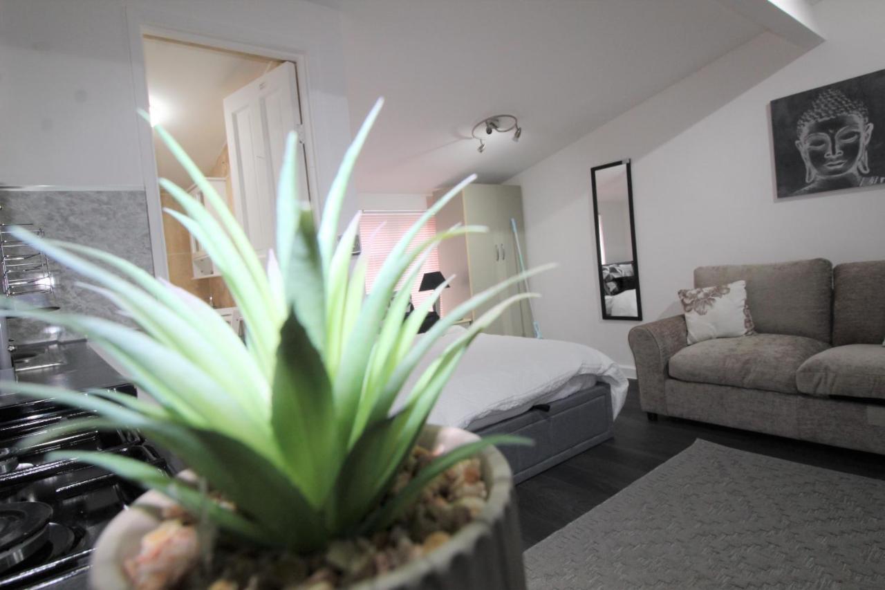 Studio 2 Min Walk To Upton Park Station لندن المظهر الخارجي الصورة